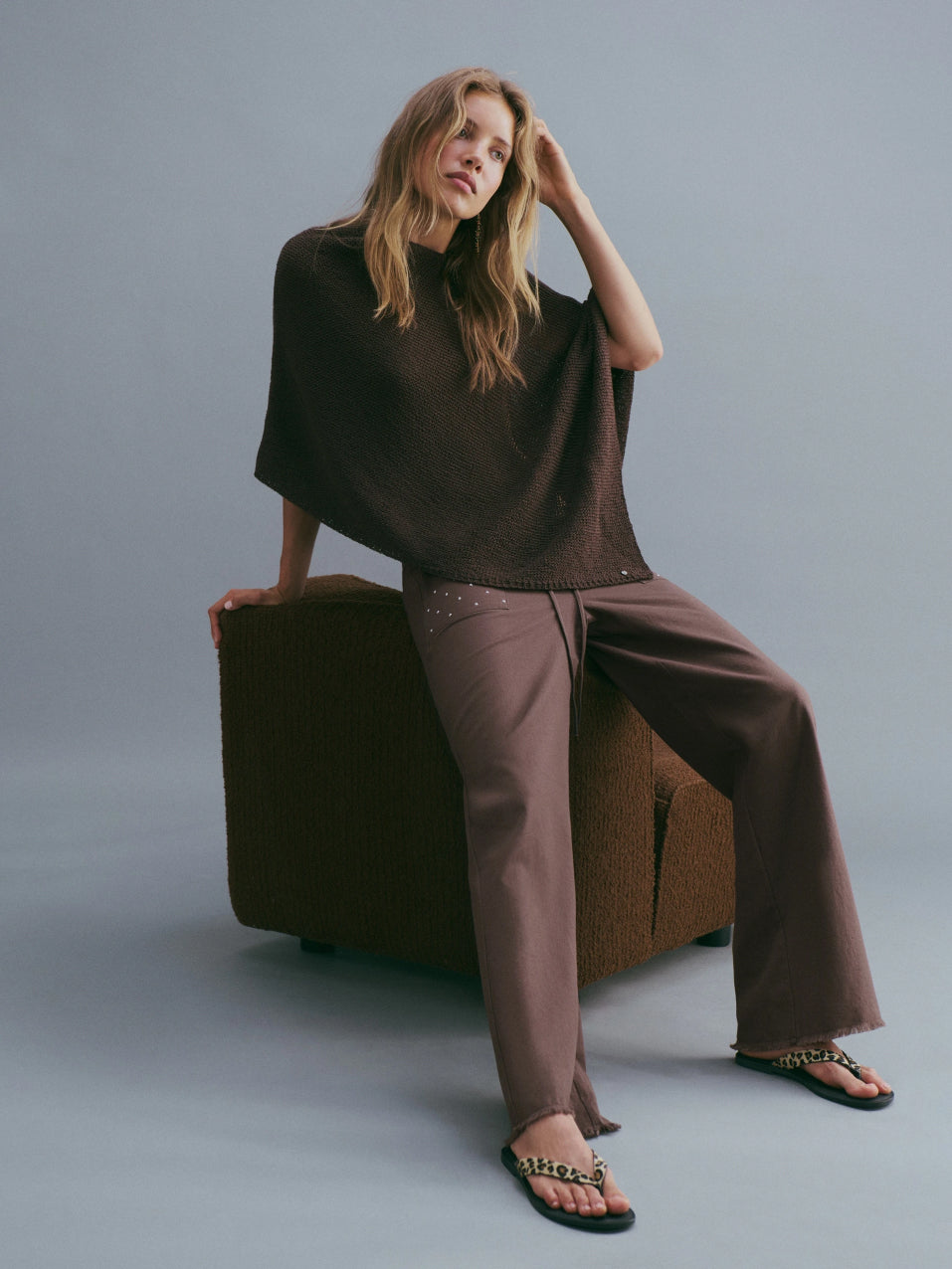 Outfit capa mujer