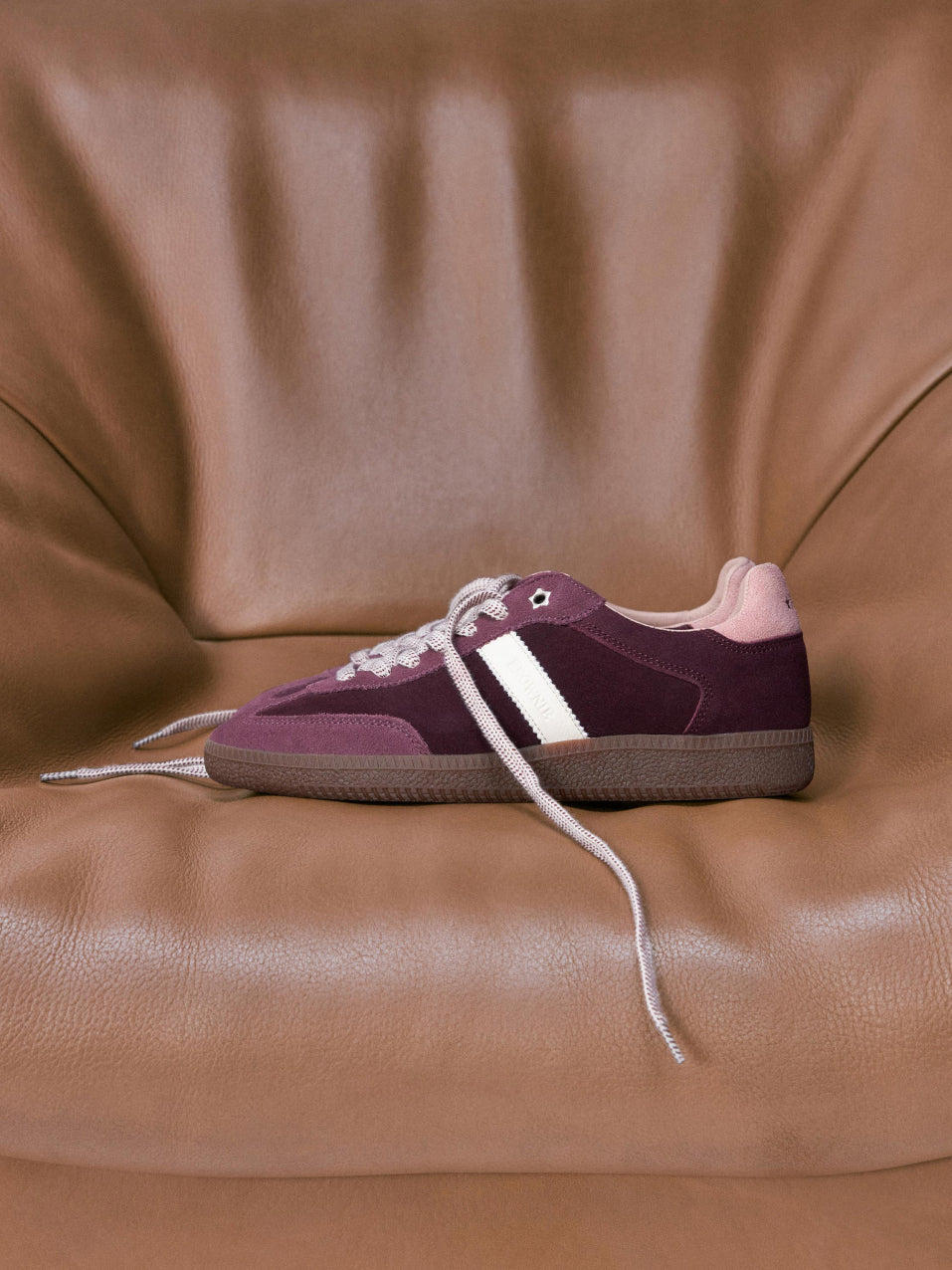 Cómo combinar vestidos con zapatillas