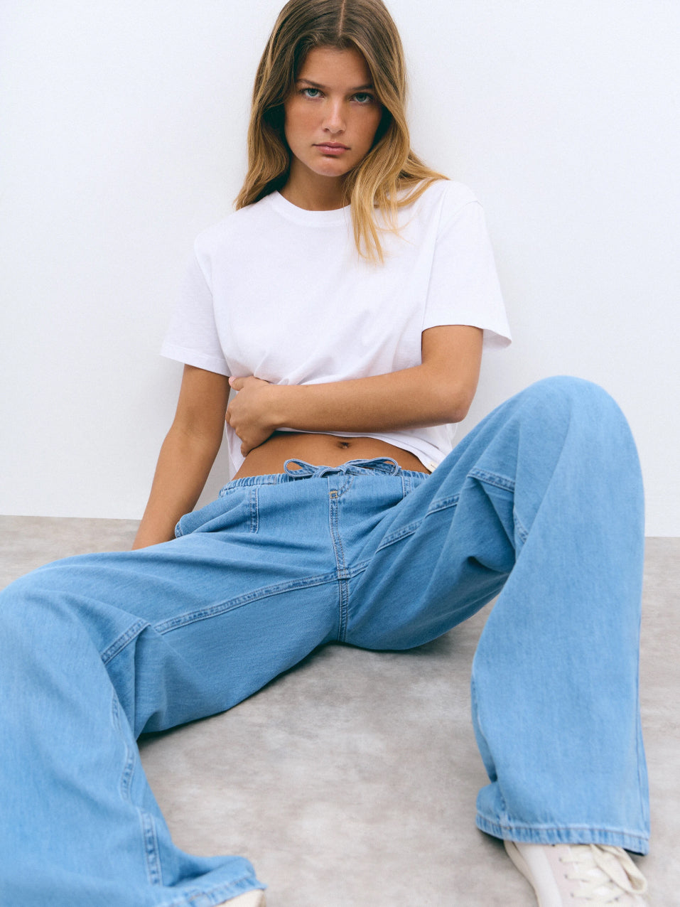combinar camiseta blanca mujer