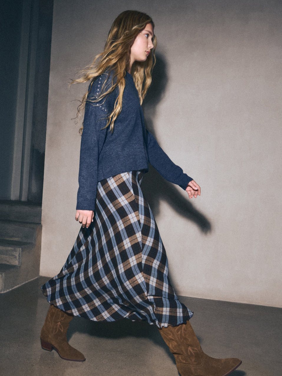 El outfit con botas cowboy que transformará tu look