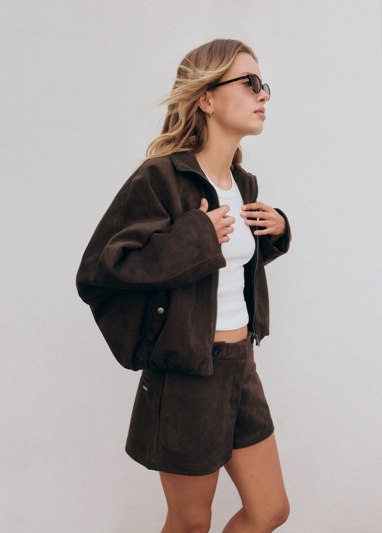 Cazadora abullonada efecto ante de color chocolate vista de perfil sobre modelo