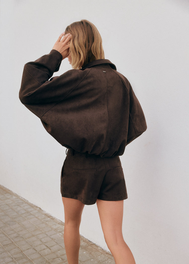 Cazadora abullonada efecto ante de color chocolate vista por la espalda sobre modelo