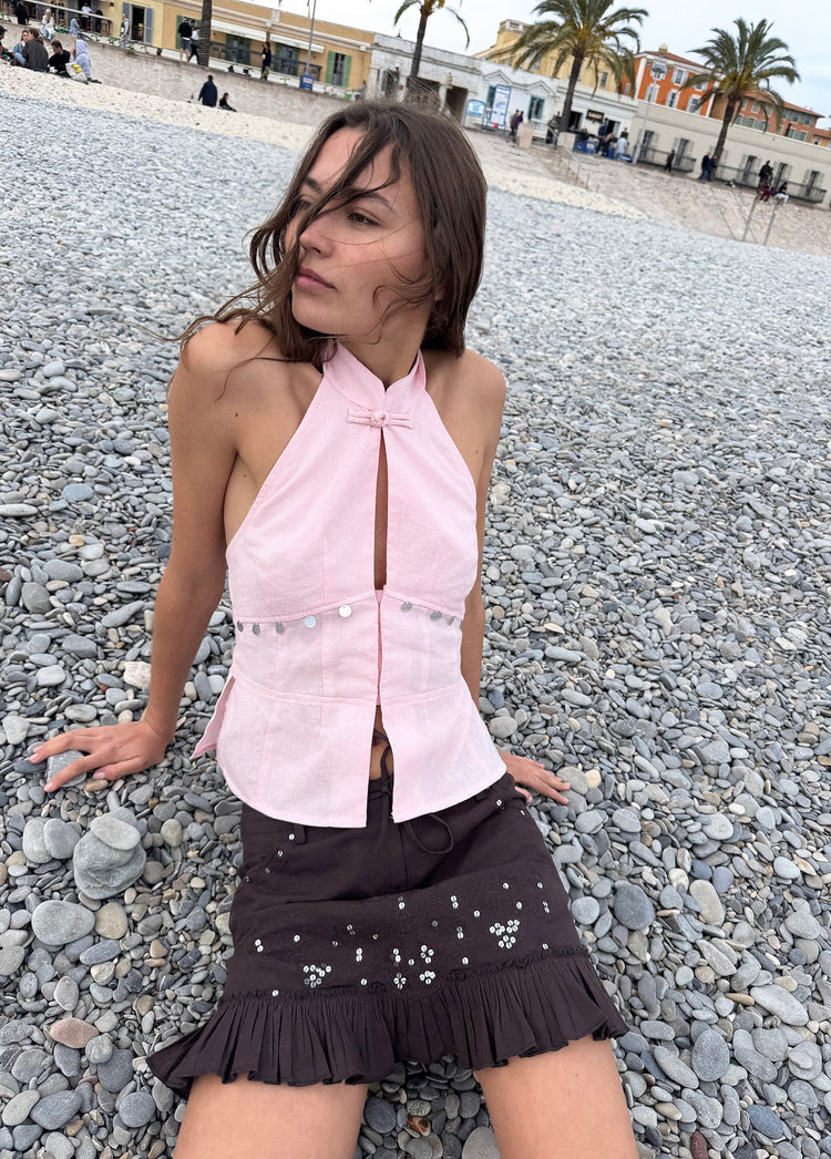 Falda corta marrón con brillo de espejos y volantes en el bajo