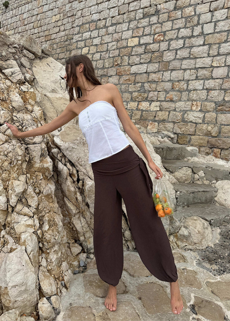 Pantalón largo pareo marrón con caída holgada y dobladillo recogido en el tobillo