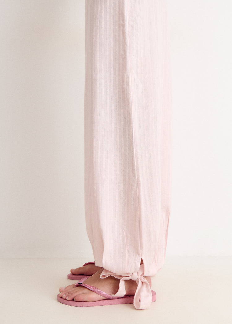 Pantalón largo bombacho de color rosa con puños abotonados en la parte inferior