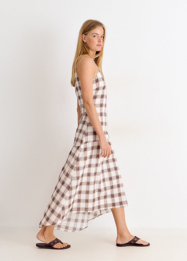 Vestido largo de cuello halter en blanco con estampado a cuadros vistos desde el lateral