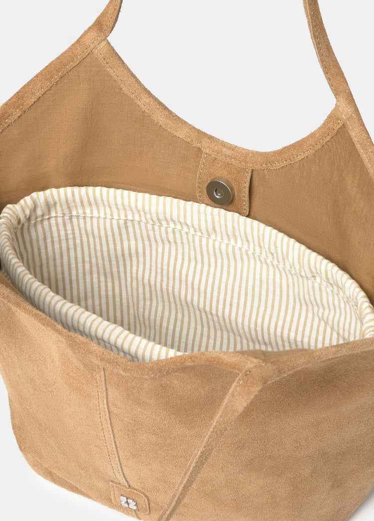 Bolso shopper de tela camel con interior rayado beige y cremallera metálica visible