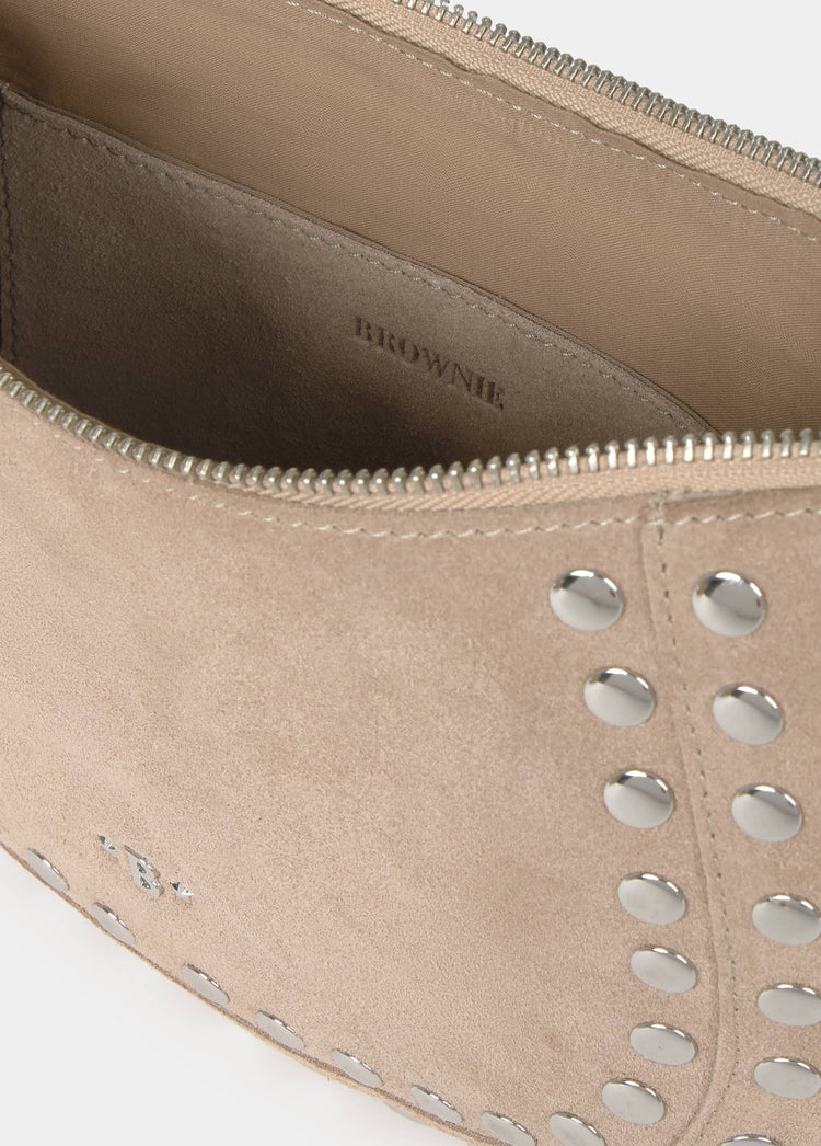 Bolso media luna de ante taupe claro con tachas metálicas y cremallera abierta mostrando el interior con la marca