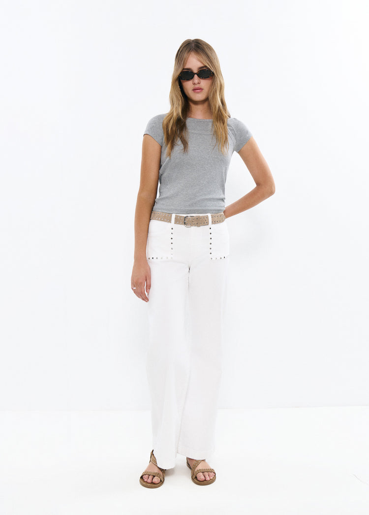 Pantalón culotte blanco con tachas metálicas en la zona de la cintura