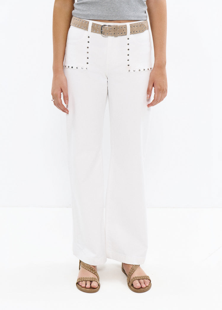 Pantalón culotte blanco de corte amplio con detalles de tachas en los bolsillos y cinturón