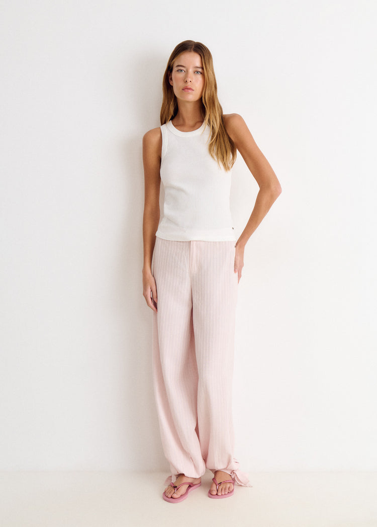 Pantalón largo bombacho de color rosa con textura de canalé y corte holgado