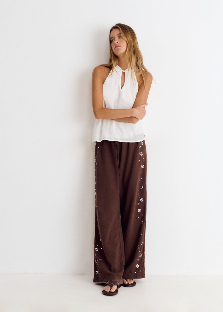 Top halter de color crudo con escote en lazo y espalda descubierta