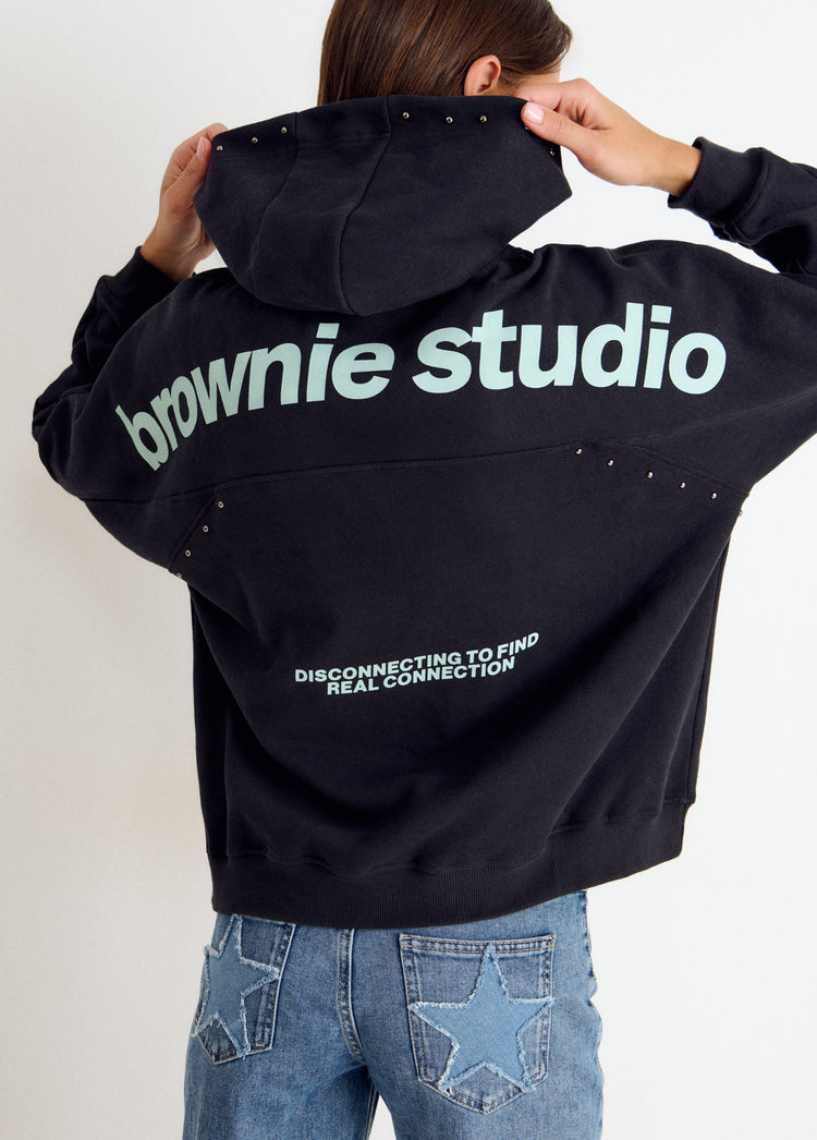 Sudadera de capucha en gris oscuro con logotipo y detalles de tachas en la espalda