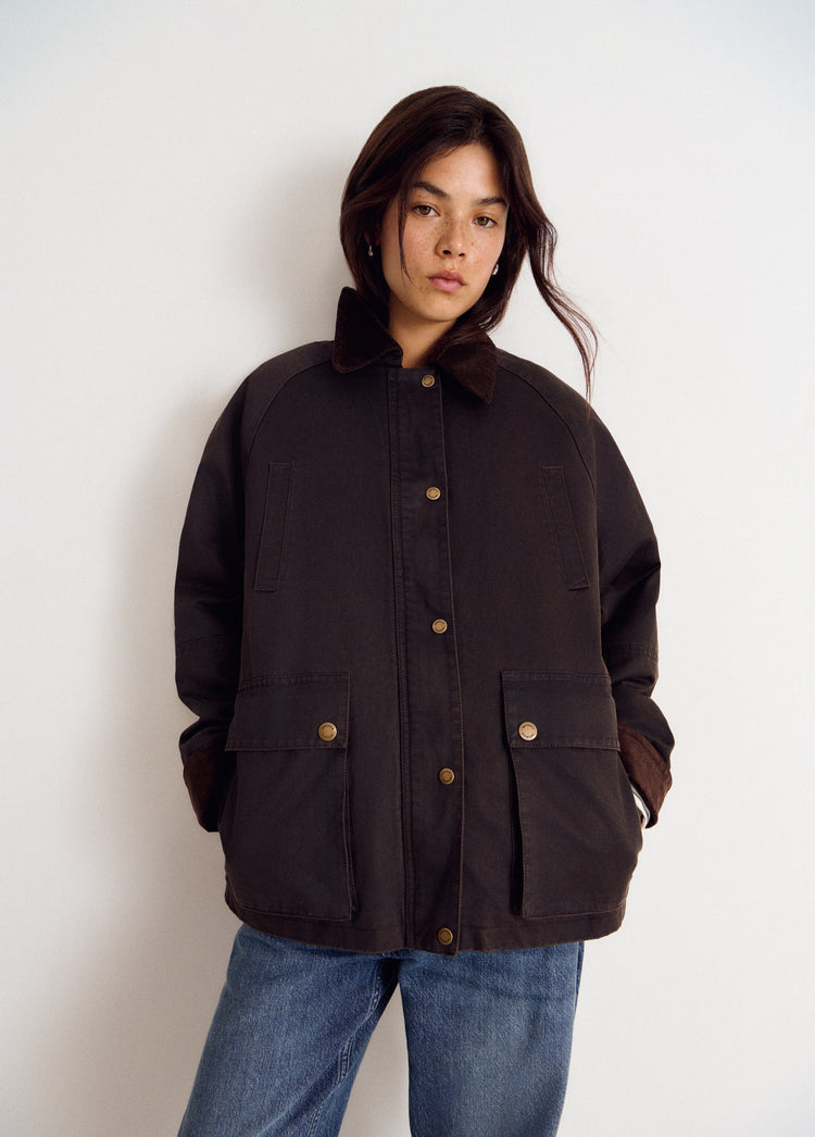 Chaqueta marrón de tela encerada con cuello de borrego y botones dorados