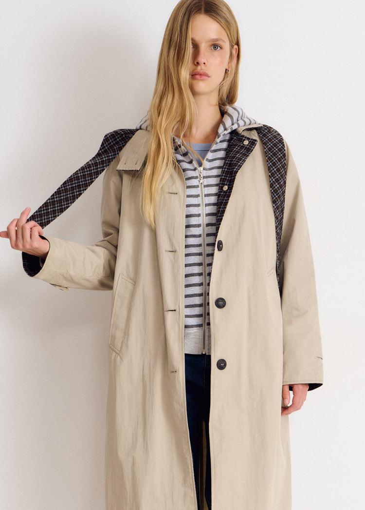 Gabardina larga beige con capucha y forro a cuadros vista frontal