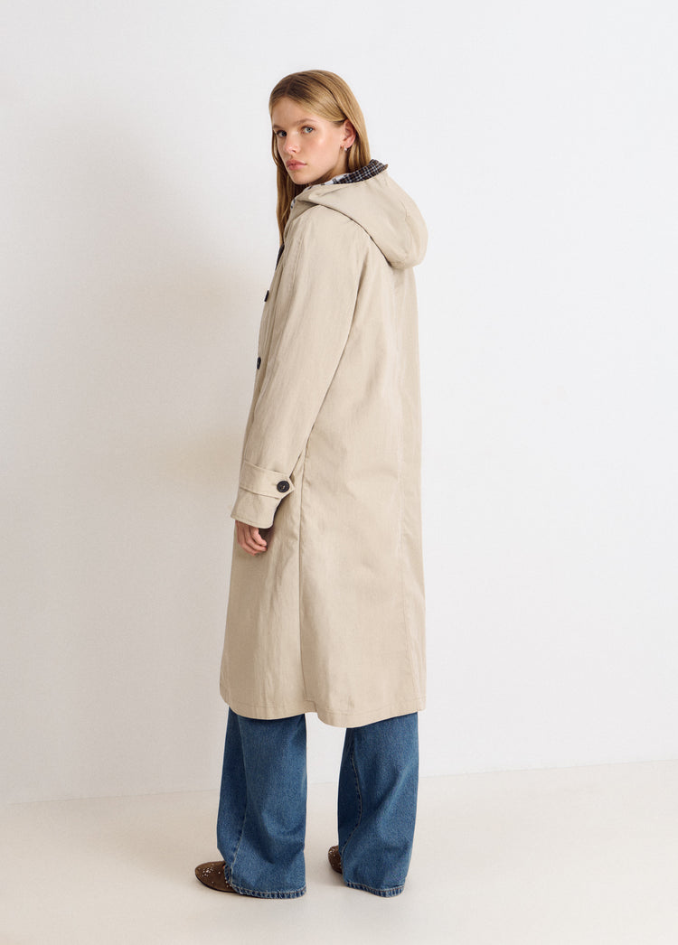 Gabardina larga beige con capucha vista de perfil sobre modelo