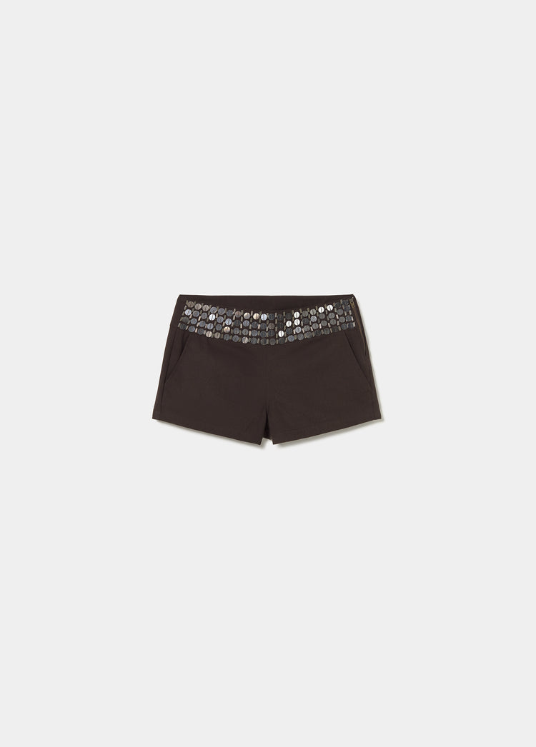 Short mini marrón con cinturilla decorada con espejos vistos desde el frente