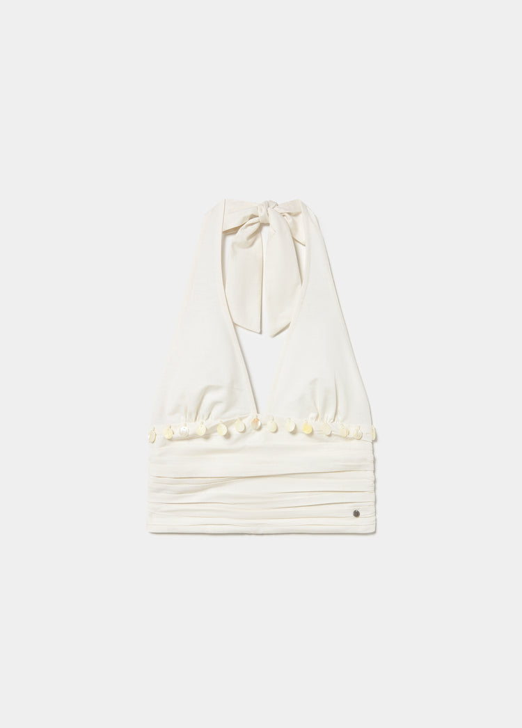 Top halter blanco de tirantes cruzados con lazo en el cuello y borde inferior decorado con conchas