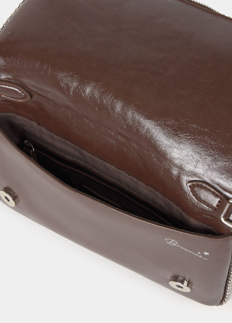 Bolso pequeño de solapa en piel chocolate con cremallera y logotipo grabado