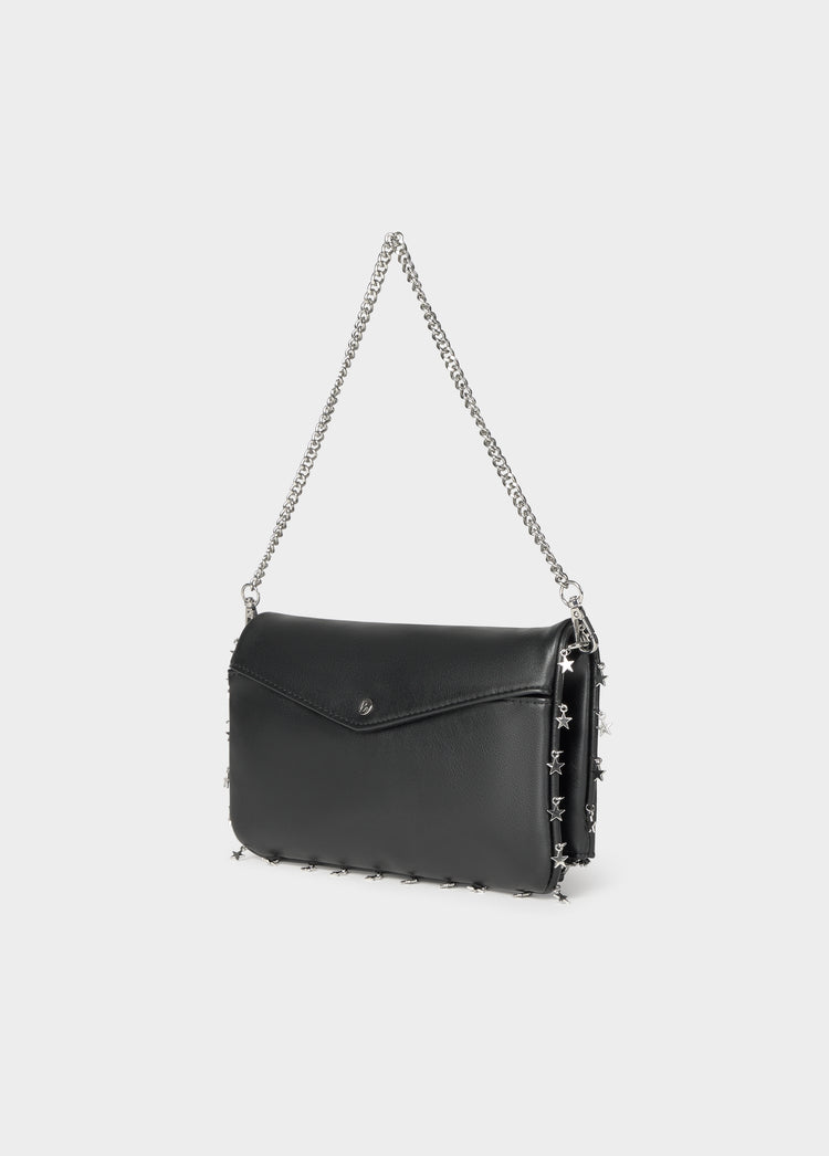 Bolso de solapa en negro con cadena metálica y bordes decorados con estrellas