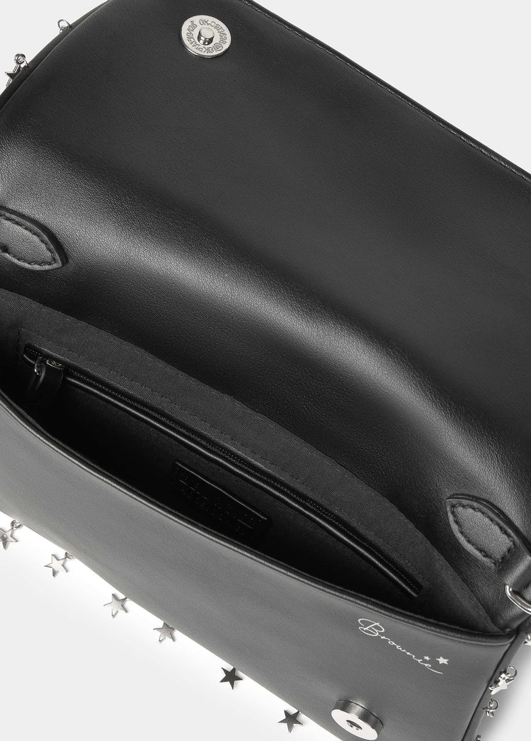 Bolso de solapa en negro con interior abierto y cremallera interior
