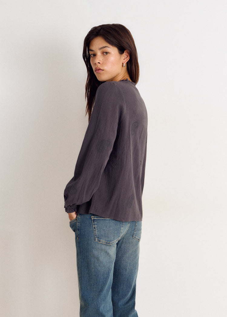 Blusa de manga larga en gris con bordados sutiles vista de perfil