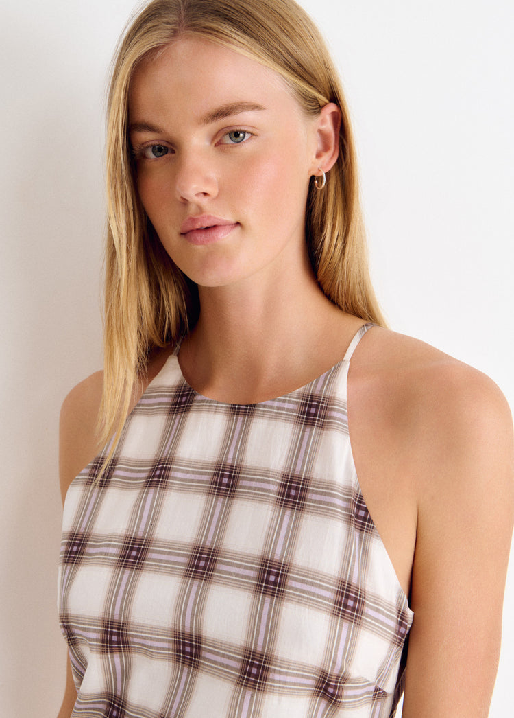 Vestido largo de cuello halter en blanco con estampado a cuadros