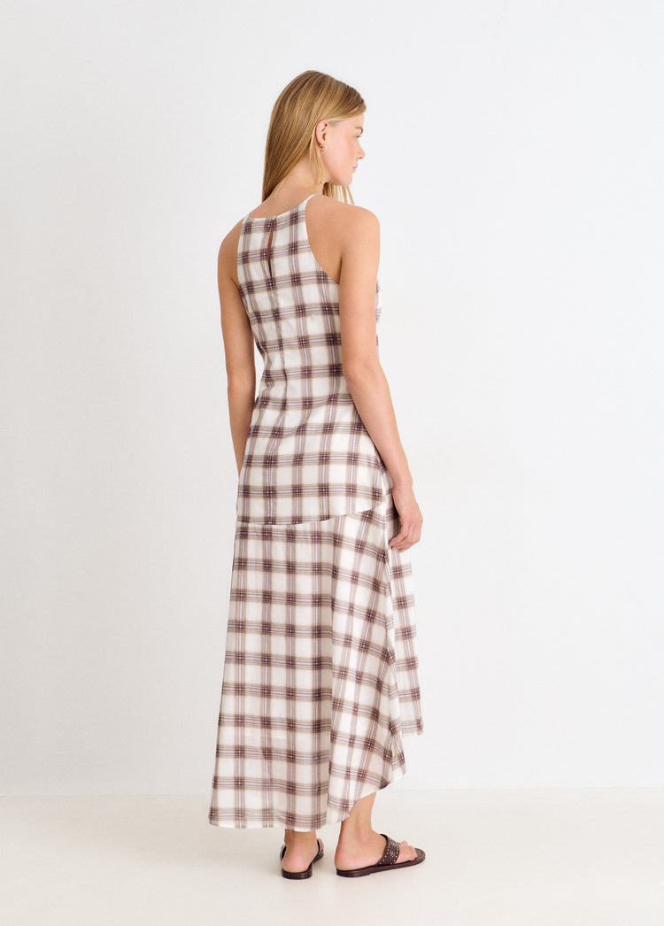 Vestido largo de cuello halter en blanco visto desde la espalda