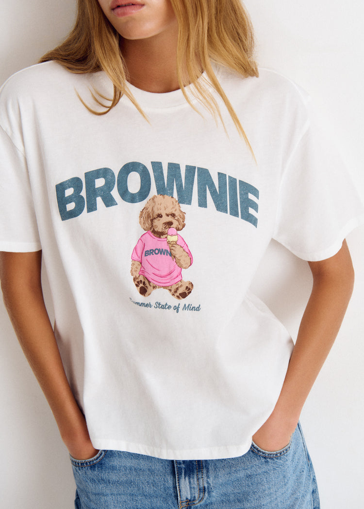 Camiseta blanca de corte holgado con estampado de perrito comiendo helado y la palabra brownie