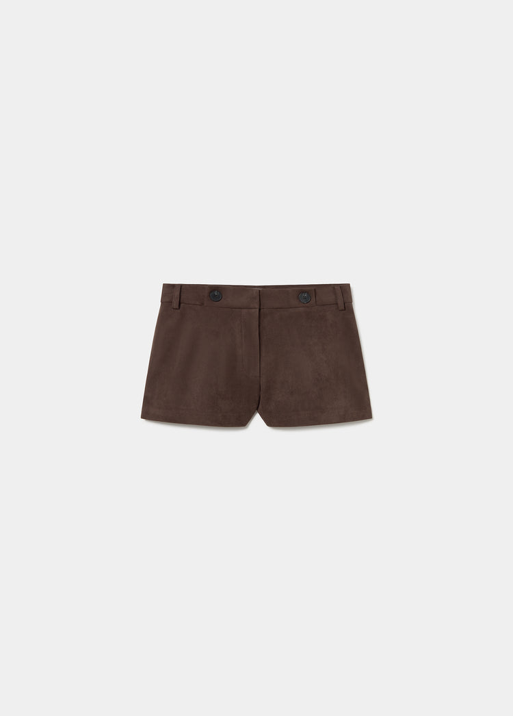 Short efecto ante de color chocolate visto por detrás mostrando las pinzas y los botones de la cintura