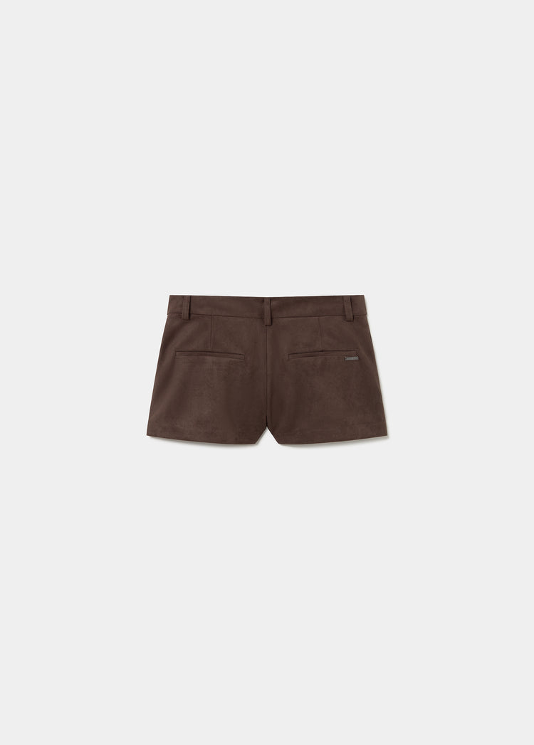 Short efecto ante de color chocolate visto por detrás con bolsillos traseros