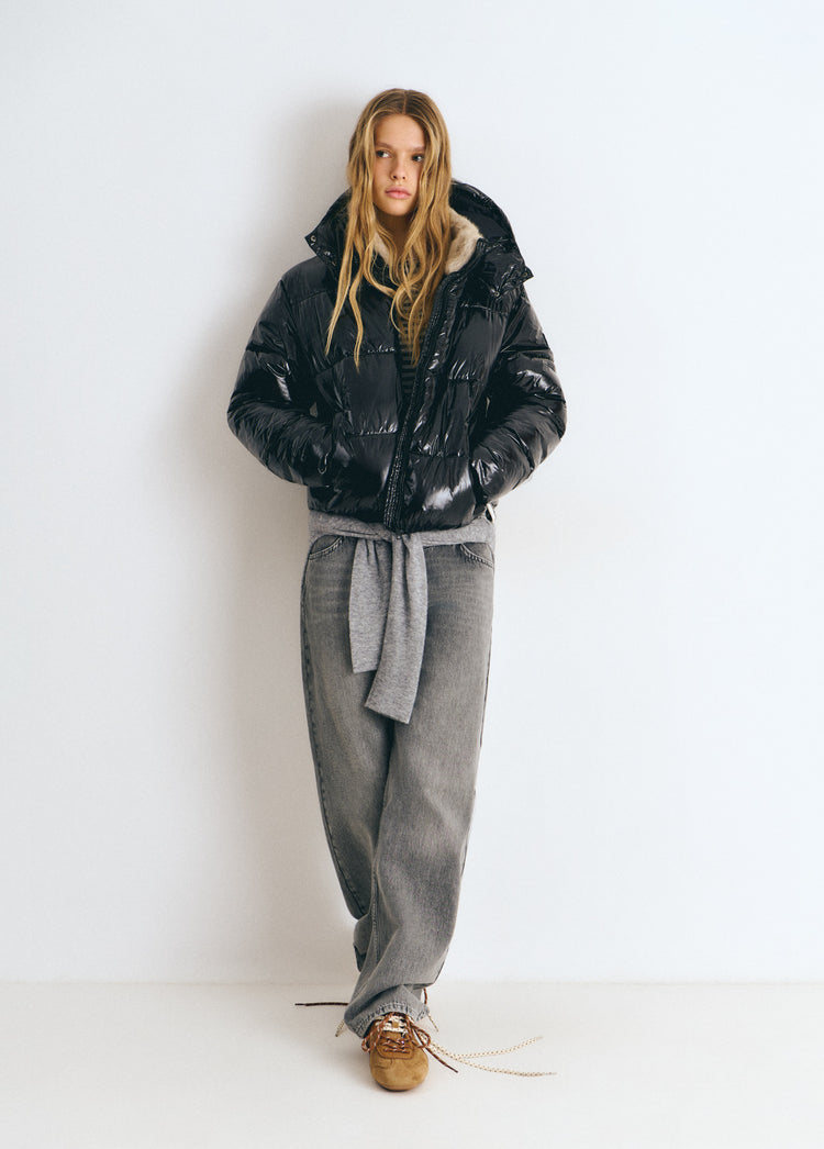 Chaqueta acolchada de vinilo negro con capucha forrada en tono crema