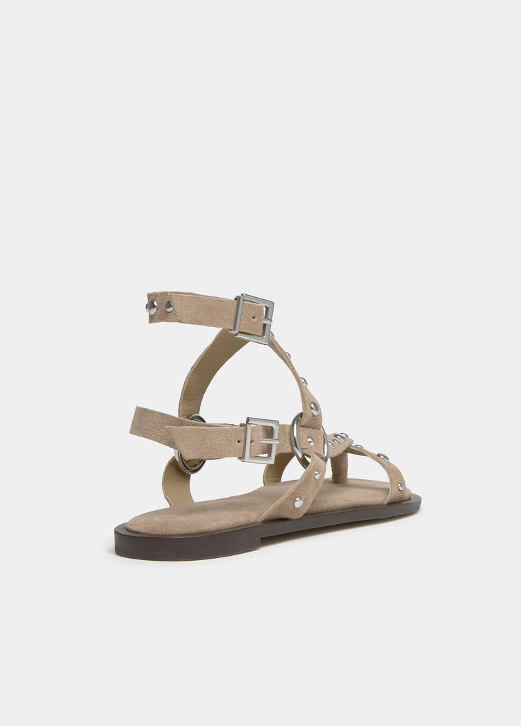 Flache Sandale mit Riemen und Ringen