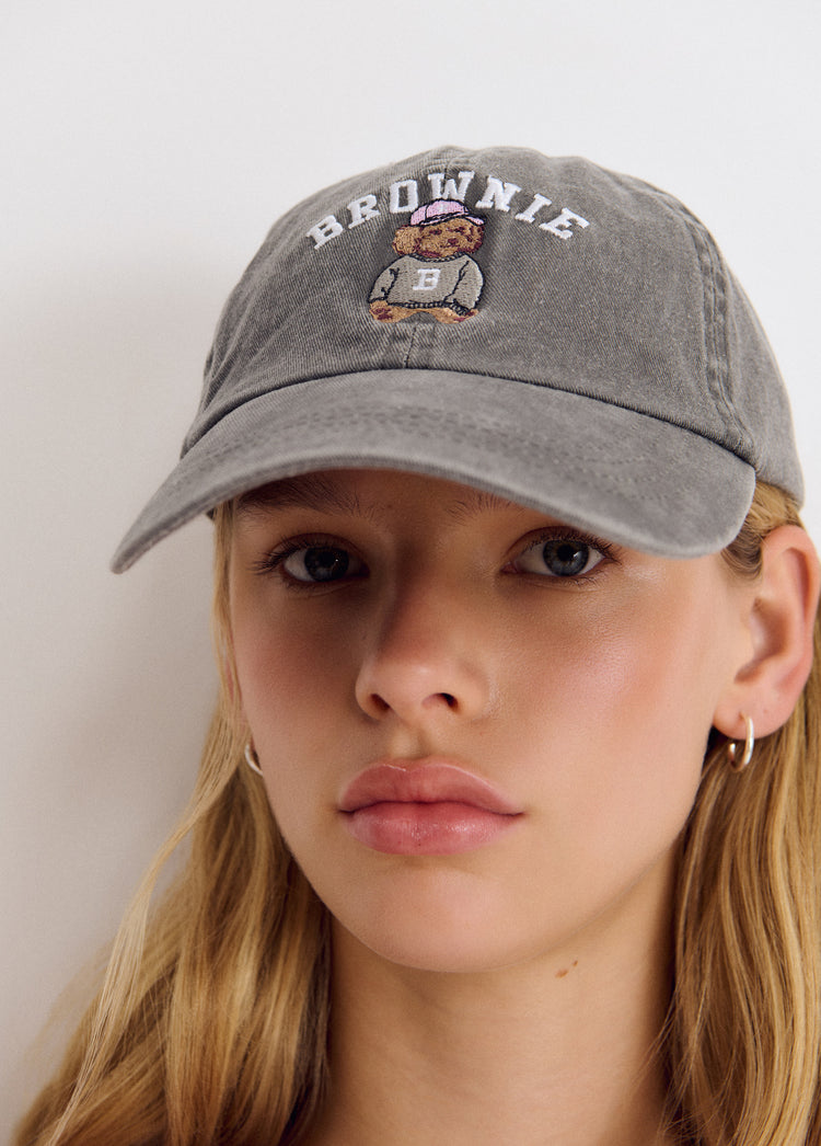 Gorra gris de béisbol con bordado de un perrito y la palabra brownie en la parte frontal