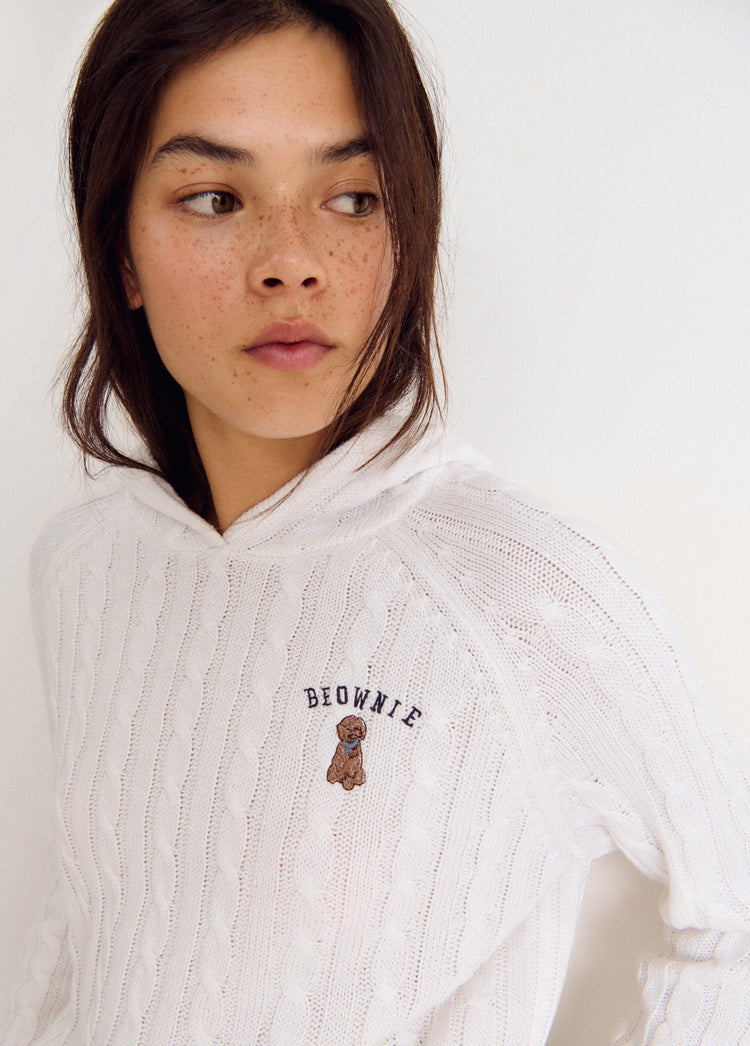 Jersey de punto con trenzas y capucha en color crudo, con bordado de un perrito y la palabra brownie en el pecho