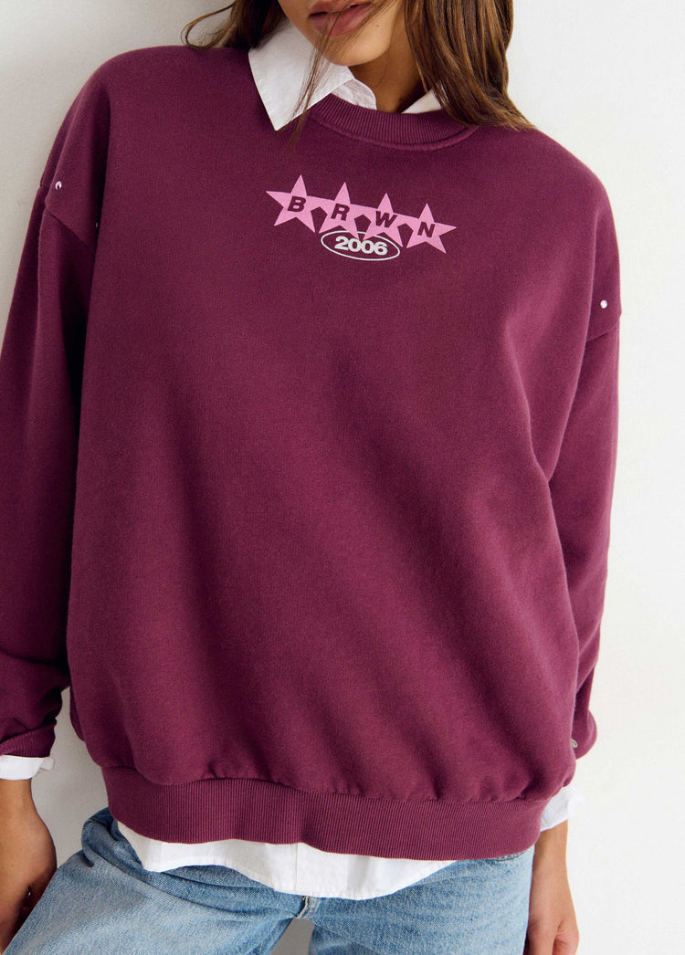 Sudadera de color granate con estampado de estrellas y tachas en los hombros