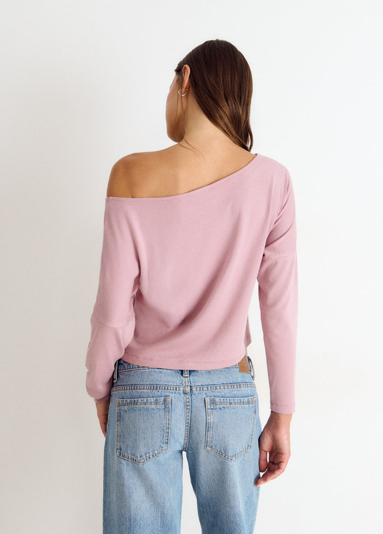 Camiseta de manga larga en rosa claro vista por detrás con escote asimétrico