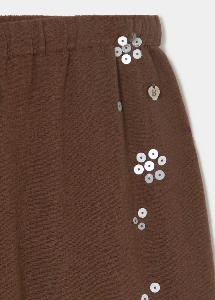 Pantalón fluido de color chocolate con lentejuelas plateadas en el lateral
