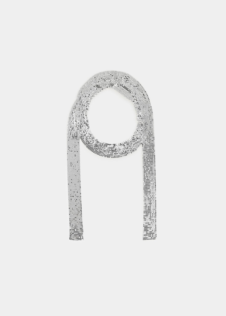 Collar de malla metálica de color plata colgado en bucle sobre fondo liso