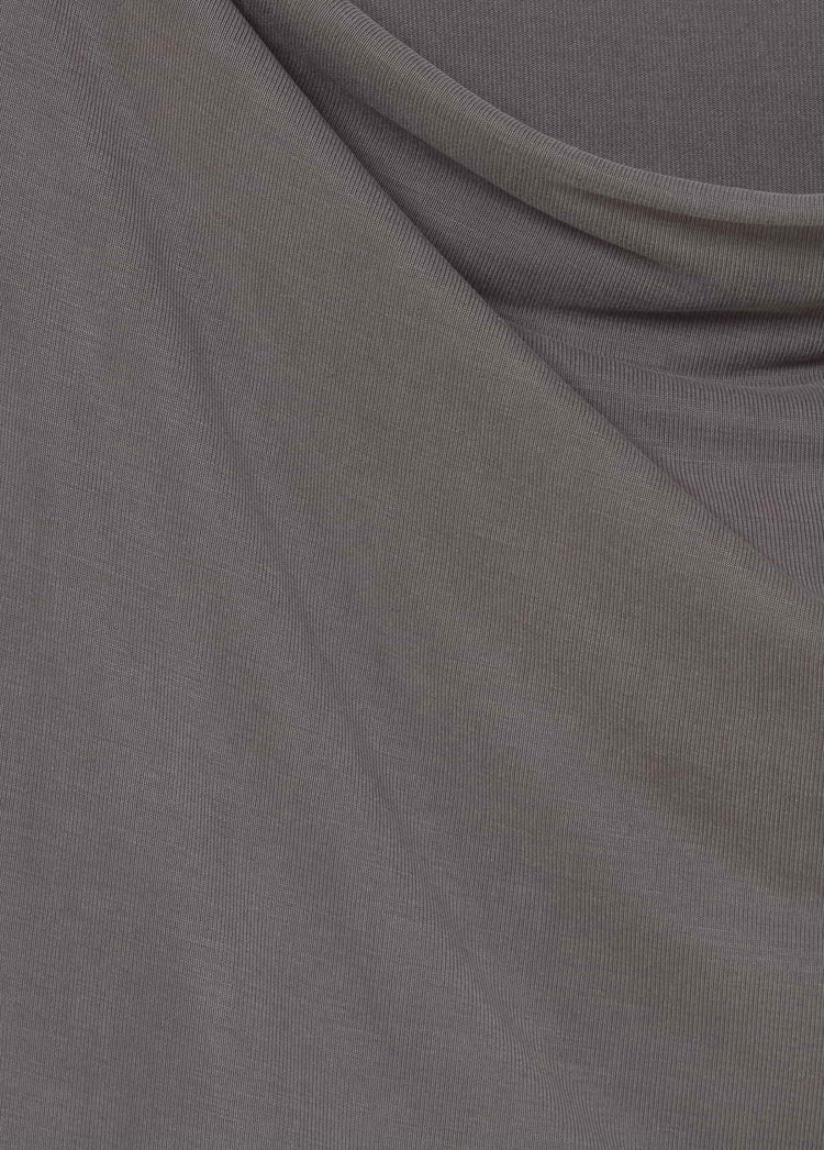 Detalle del tejido de la camiseta de cupro en tono antracita