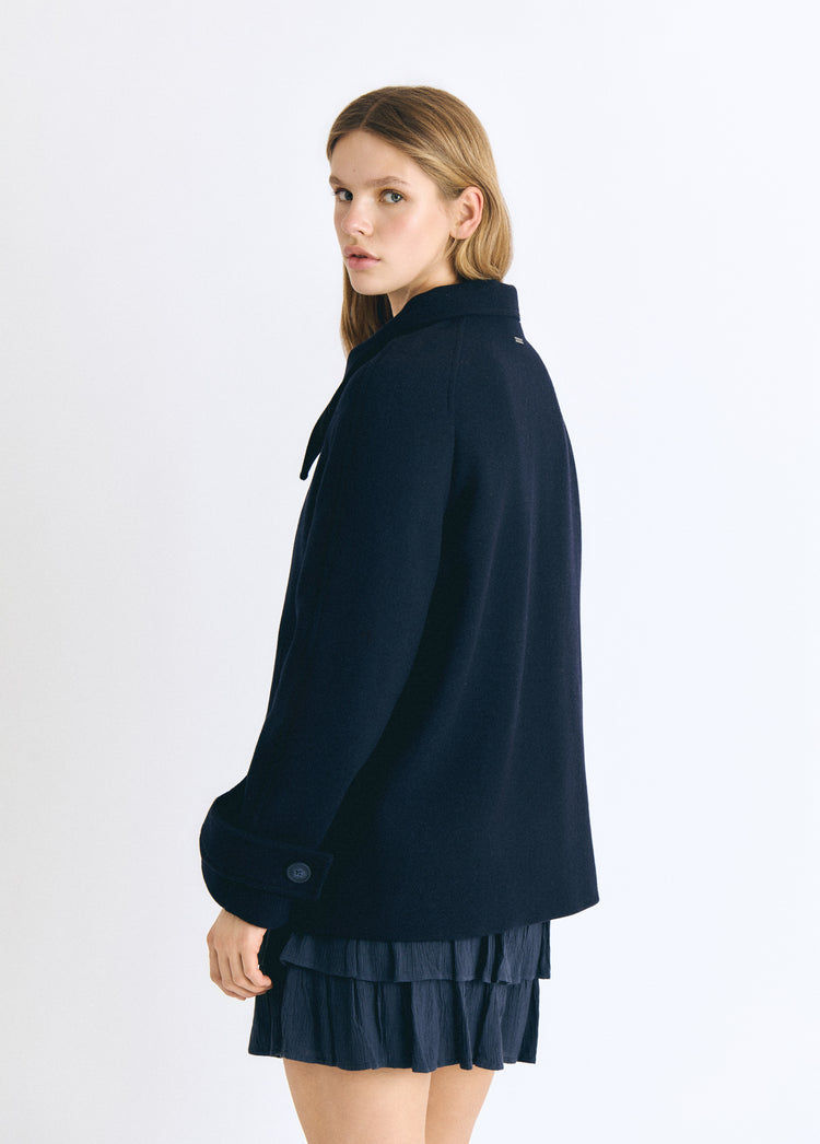 Coat with a high collar and wool content