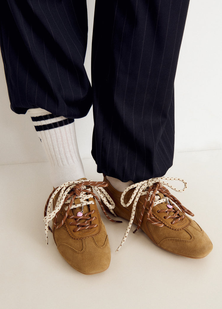Veloursleder-Sneaker mit doppeltem Schnürsenkel