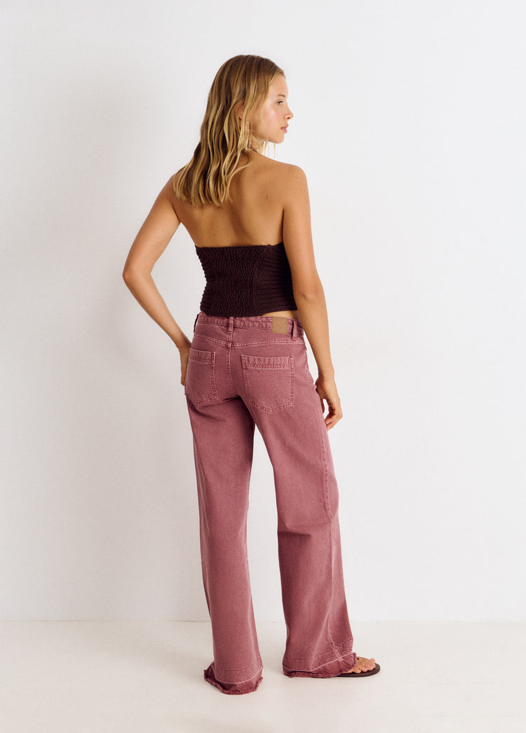Pantalón vaquero de corte amplio en tono rosado visto por detrás
