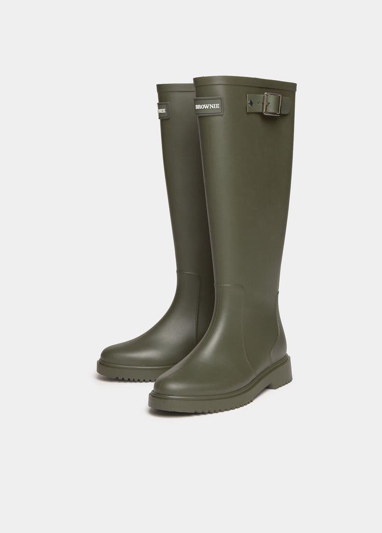 Bota de agua de caña alta en color kaki luciendo su hebilla lateral