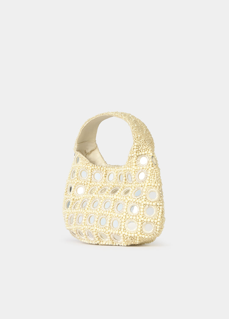 Bolso pequeño de cuentas y espejos en color crudo visto de frente