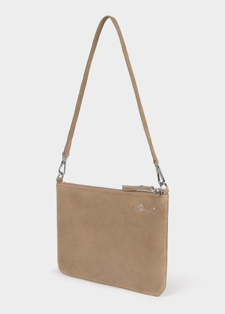 Bolso de ante taupe con correa larga y apliques de estrellas plateadas visto de frente