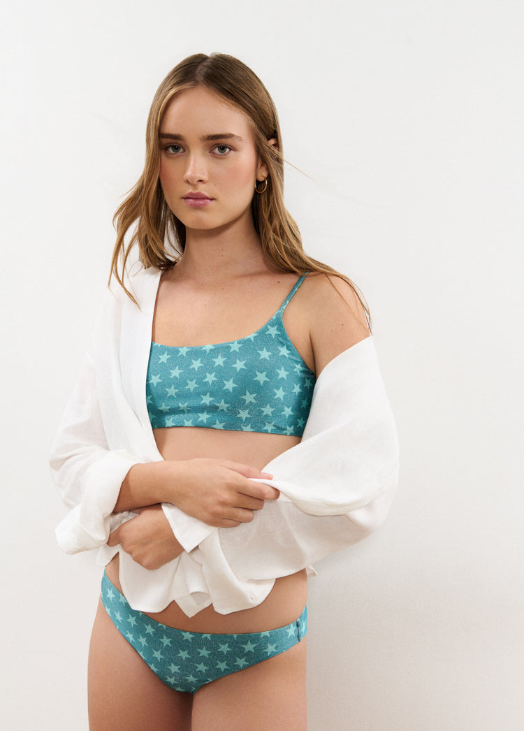 Braguita de bikini azul oscuro con estampado de estrellas y tirantes finos