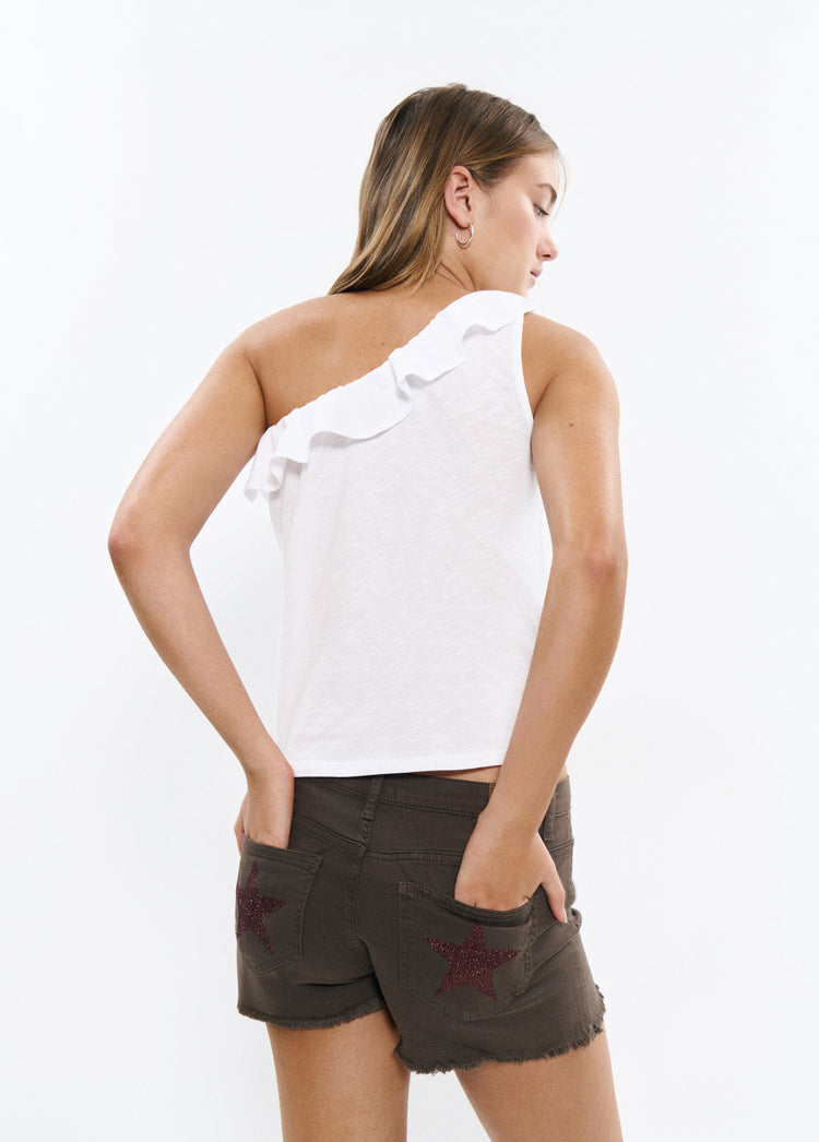 Camiseta blanca de hombro descubierto con volante, vista desde atrás