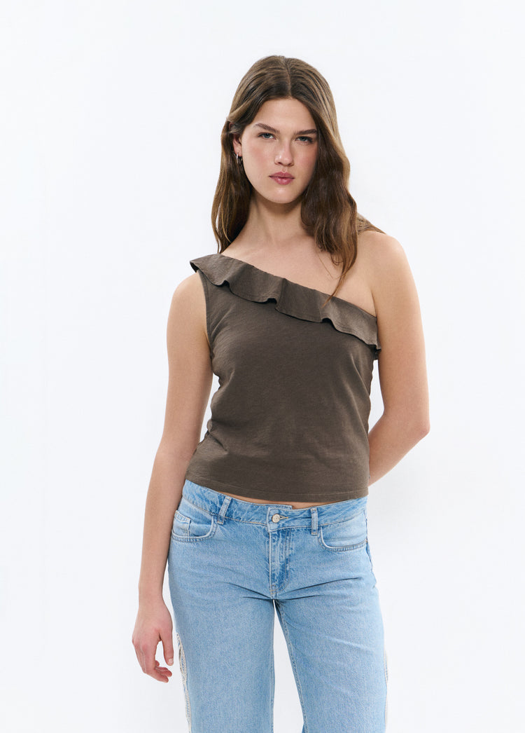 Camiseta asimétrica de tirante cruzado con volante sobre modelo