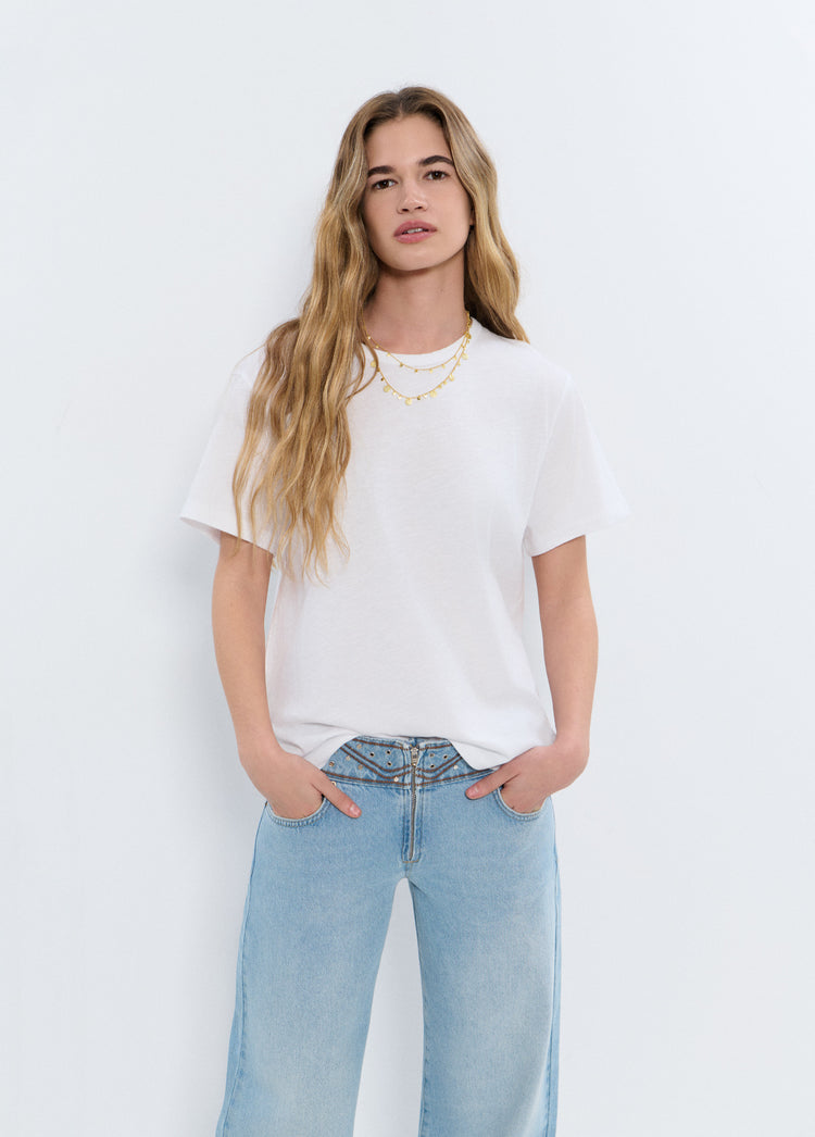 Camiseta básica de algodón blanco con corte holgado y mangas cortas